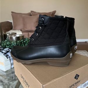 Sperry boots worn twice in good condition